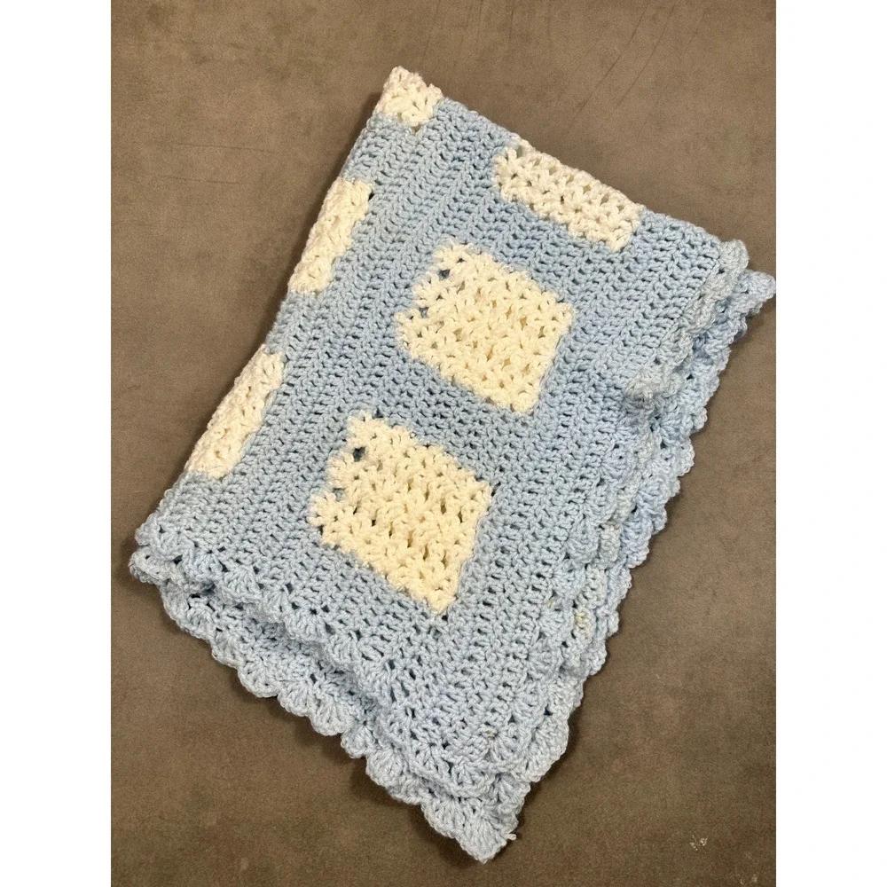 Handmade Crochet Baby Blanket Light Blue White Checkered Scalloped Edge 28x36‎